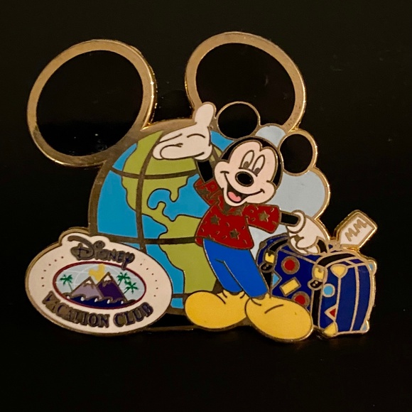 🌎 Disney Vacation Club Member Pin 2008 Mickey Travels Globe with Suitcase 🧳DVC - Picture 1 of 6
